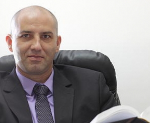 Daniel Efrat, Attorney and Notary